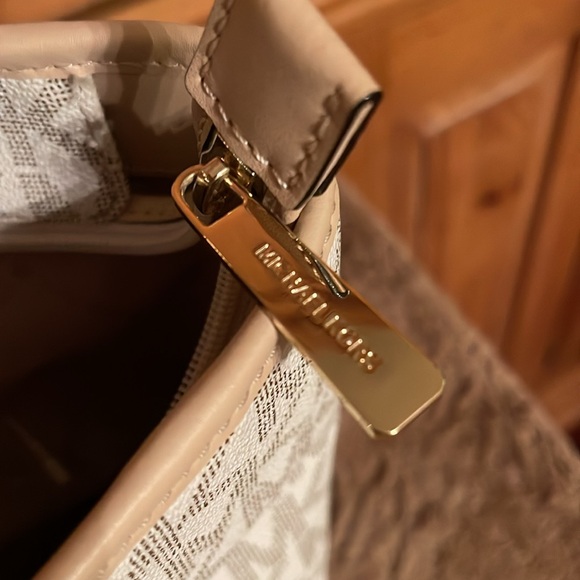 Michael Kors Signature Jet Set Purse - very good used condition. - Picture 10 of 13